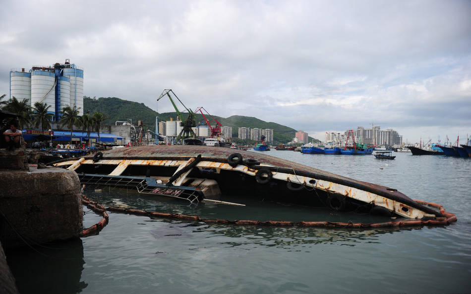 三亚一艘大船被刮翻堵在码头40天没人管