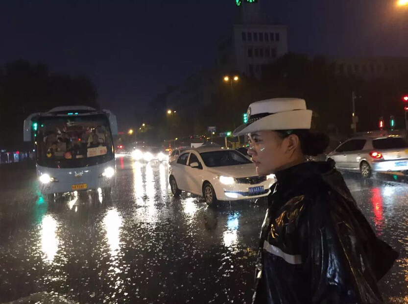 西安女交警冒雨指挥交通