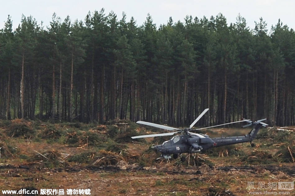 俄罗斯一架直升机飞行表演中坠毁瞬间