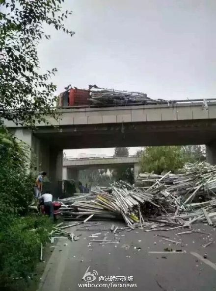 北京西红门一大货侧翻 桥下小车遭掉落货物掩埋