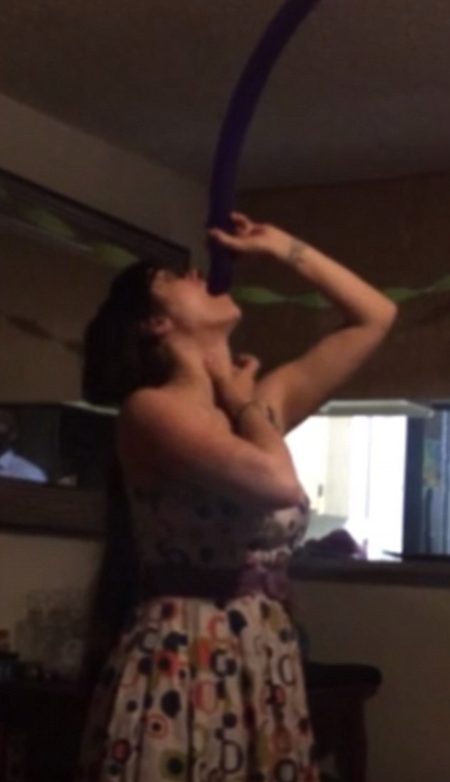 女子吞下1米多长气球视频火爆网络
