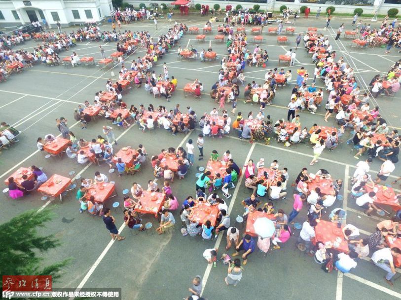 “中国梦”盛宴！河南2000人摆字吃大锅饭