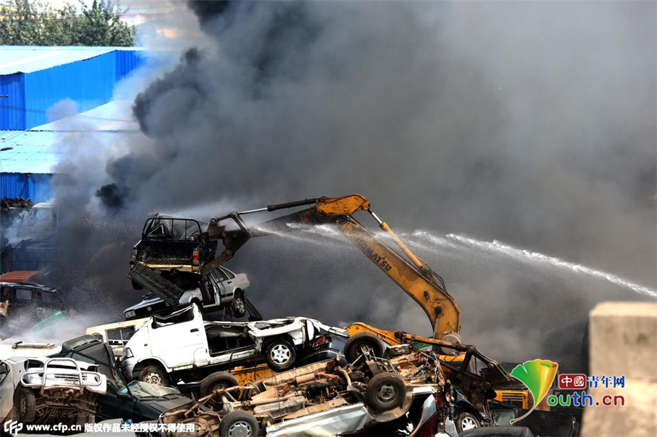 西安：报废车场汽车自燃引发大火
