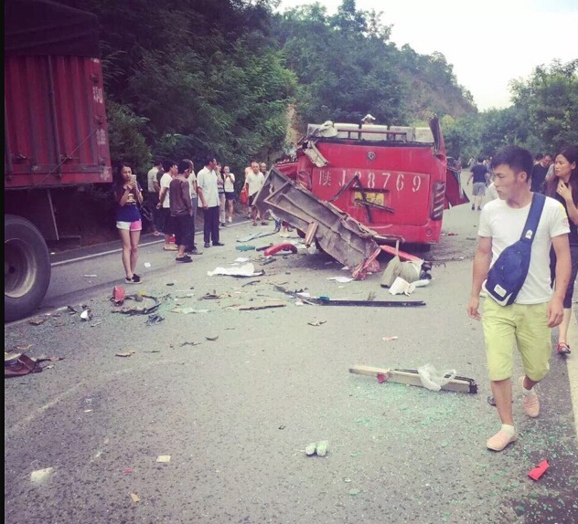 陕西：大客车和大货车相撞惨烈现场