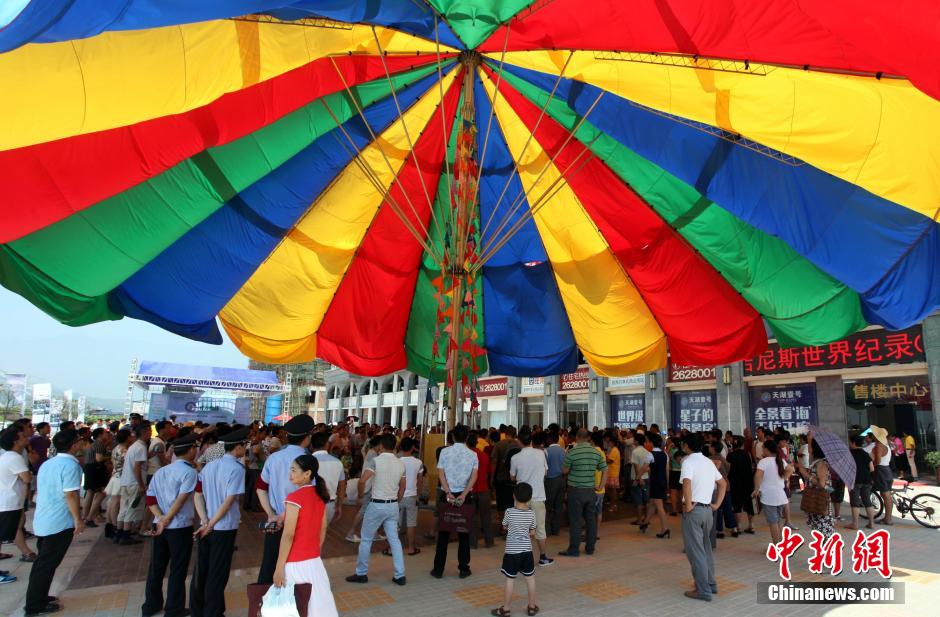江西造出世界最大“巨伞” 耗资70万