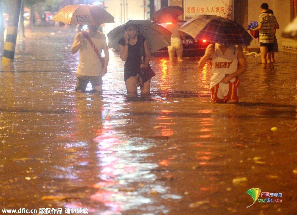 济南遭遇暴雨袭击 马路积水成“河”