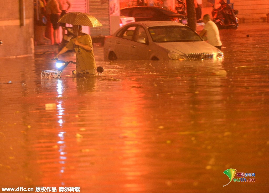 济南遭遇暴雨袭击 马路积水成“河”
