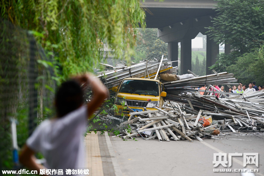北京一货车侧翻 桥下面包车遭殃