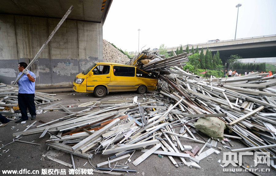 北京一货车侧翻 桥下面包车遭殃