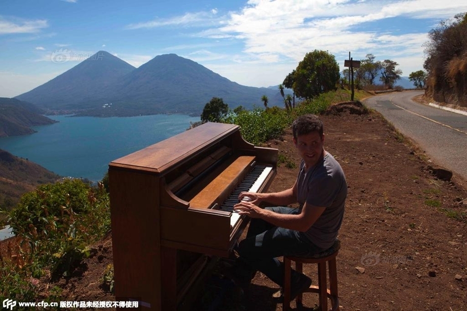 美国男子带着钢琴与狗环球旅行