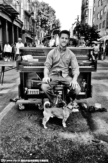 美国男子带着钢琴与狗环球旅行