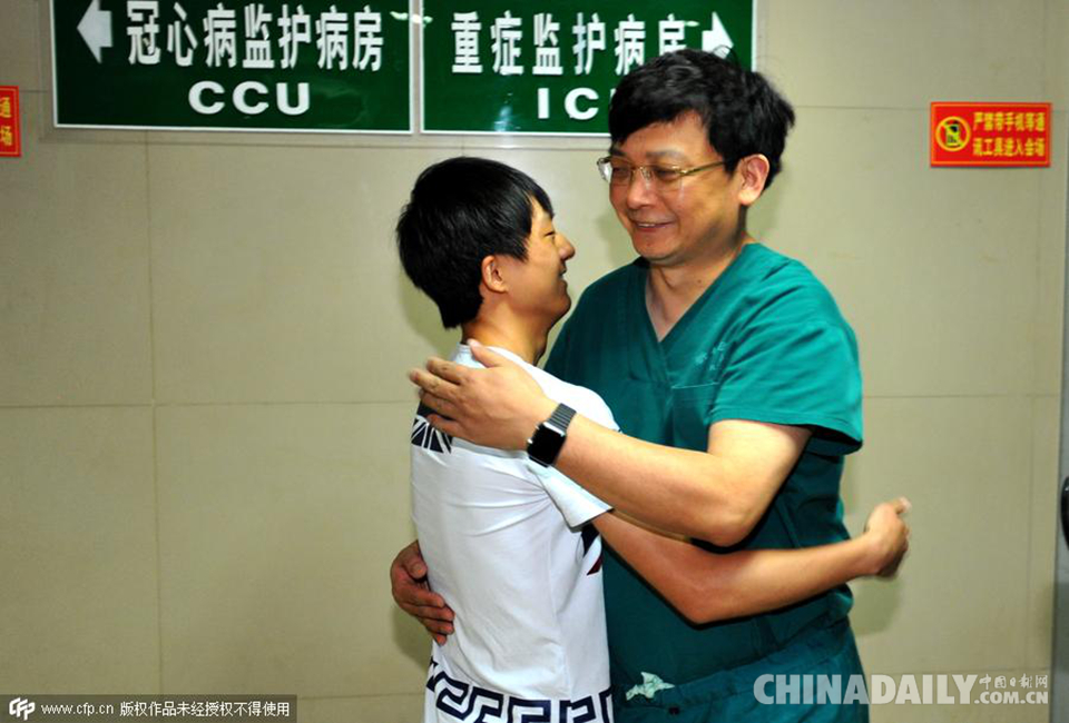 连体婴儿分离手术19年后考上大学 回医院谢恩