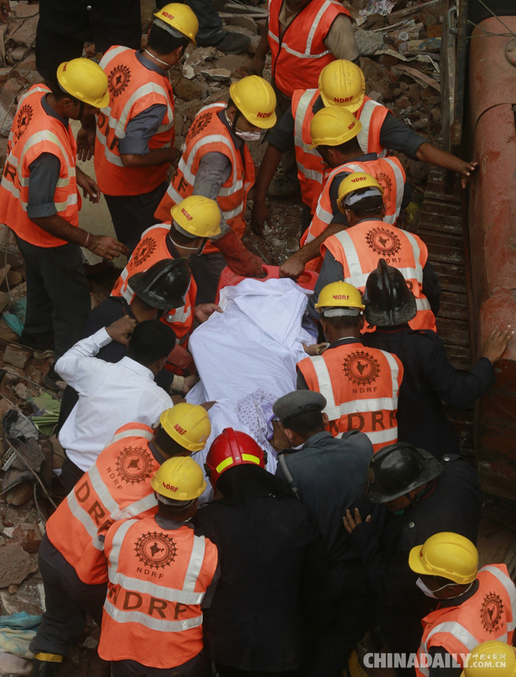 印度一50年住宅楼垮塌致6人死