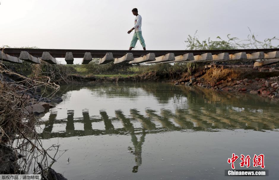 印度洪水将铁轨冲刷成波浪形 铁路地基被掏空