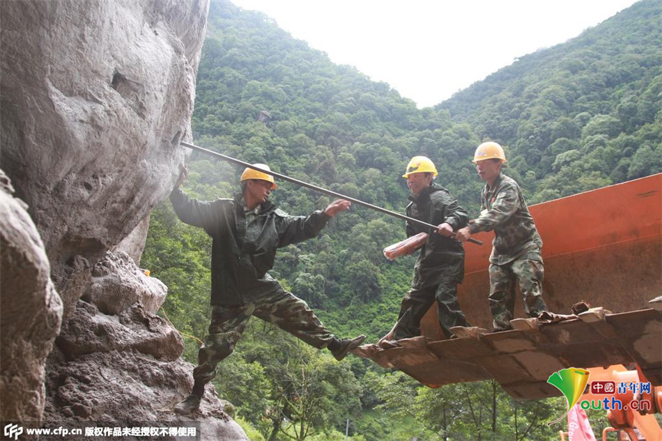 中国武警交通救援突击队赴尼泊尔 抢通中尼公路