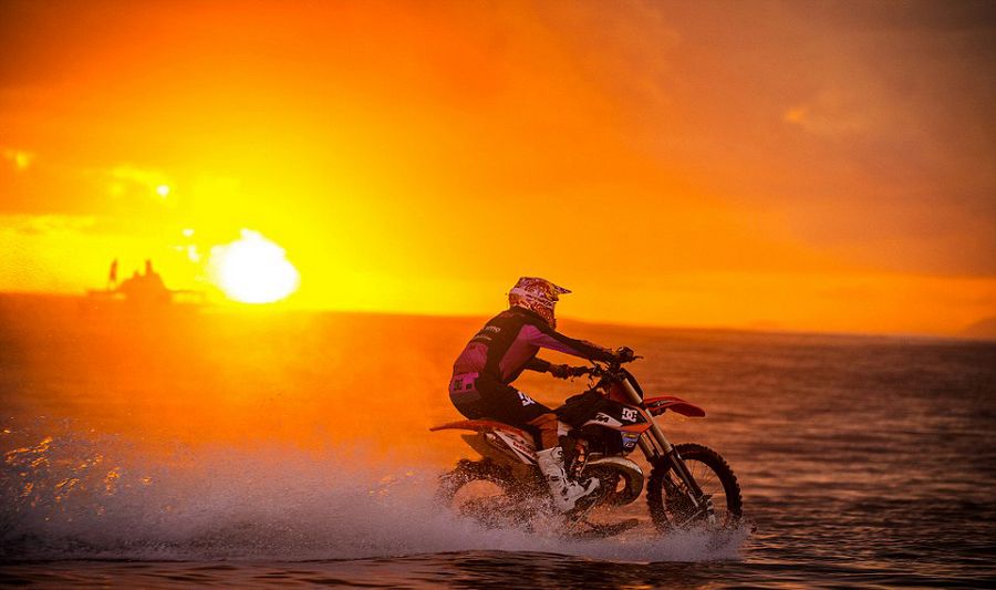 澳特技车手骑摩托海上冲浪惊险刺激