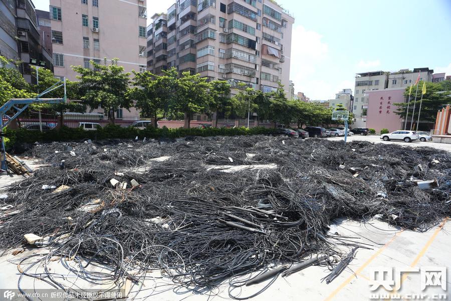 广州城中村剪除50余吨“电线蜘蛛网” 铺满篮球场
