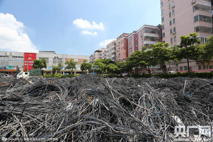 广州城中村剪除50余吨“电线蜘蛛网” 铺满篮球场