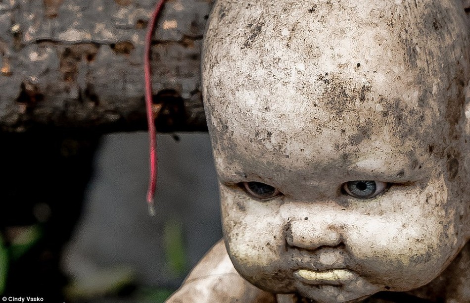 探访墨西哥恐怖森林 上万被肢解的娃娃玩具
