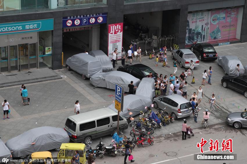 山东一商场遭汽车接龙围堵 市民车缝中穿行