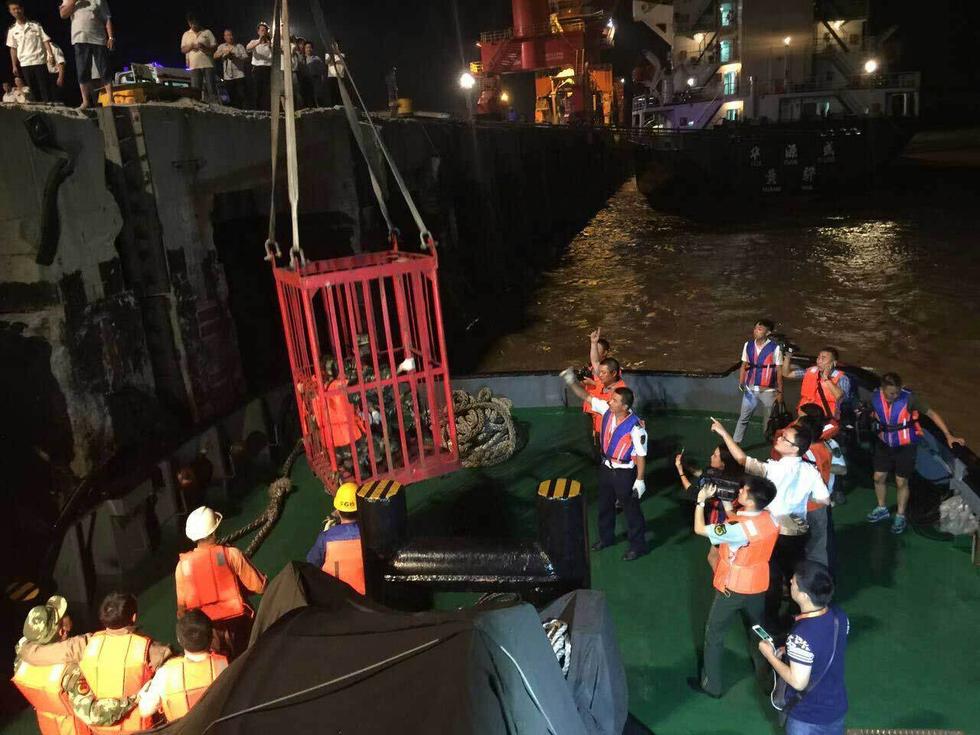 渔船爆炸后沉没 4名船员海上漂3天获救