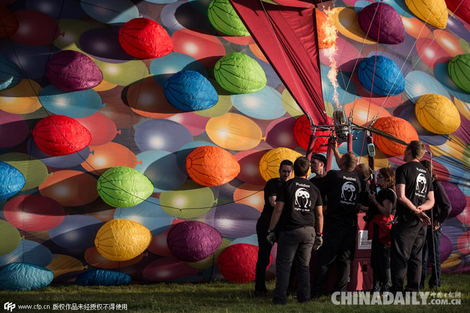 英布里斯托尔热气球节“小黄人”一飞冲天