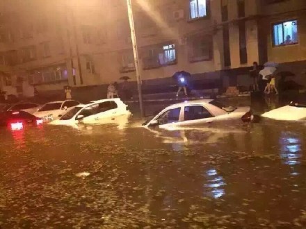 北京暴雨后出现内涝 部分路段积水成海