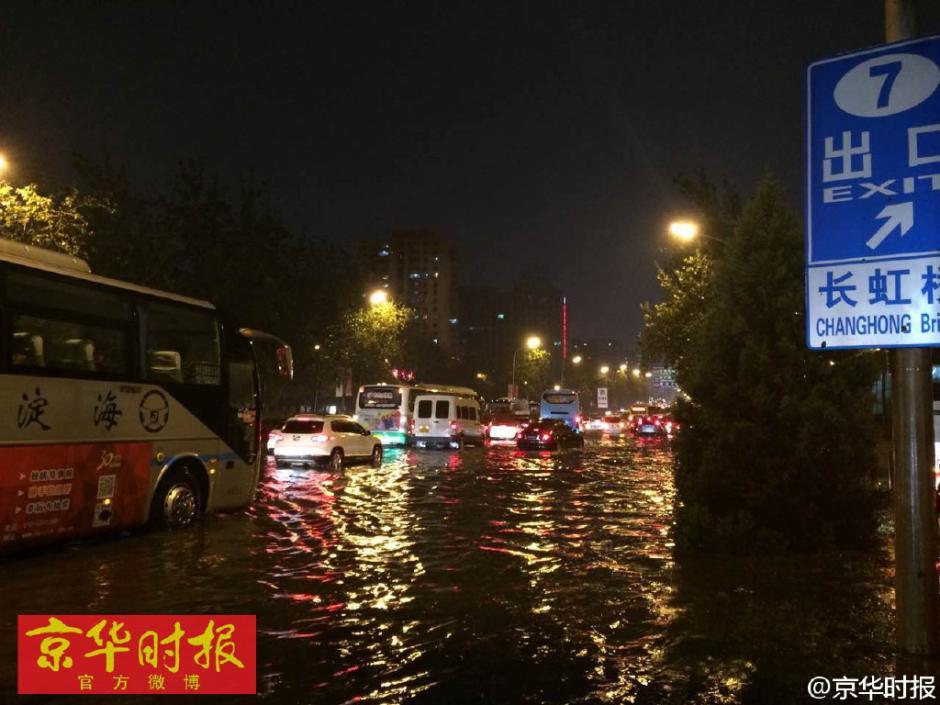 北京暴雨后出现内涝 部分路段积水成海