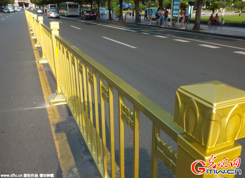 “土豪金”护栏亮相湖北宜昌街头 市民称赞美观养眼