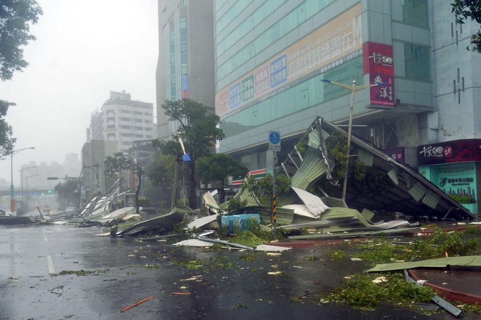 台风“苏迪罗”袭击台湾 货车被吹翻(组图)