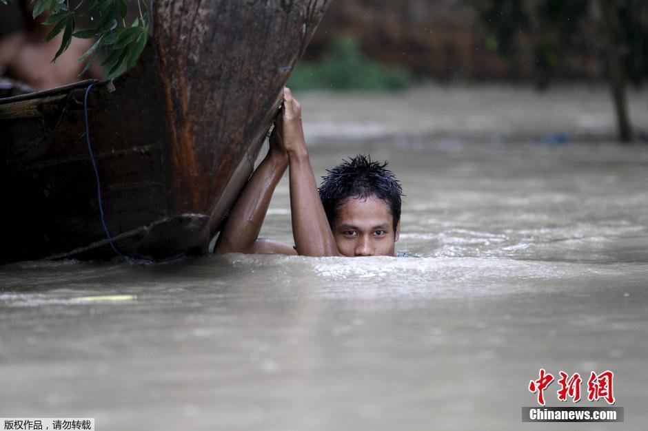 缅甸洪水泛滥 灾民水中领取救济食物