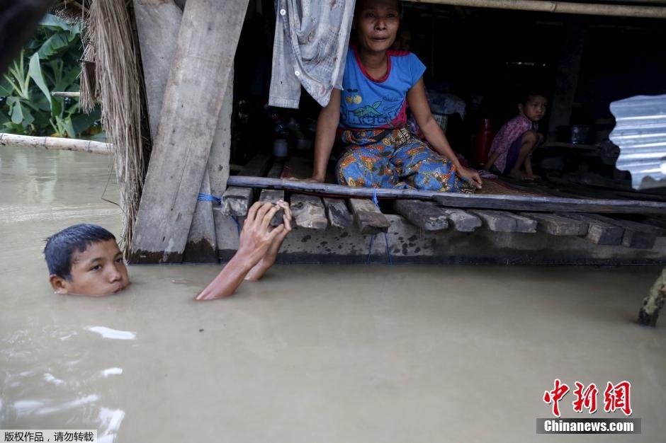 缅甸洪水泛滥 灾民水中领取救济食物