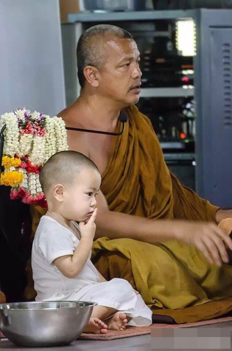 泰国两岁半小和尚走红 打坐瞌睡萌翻网友