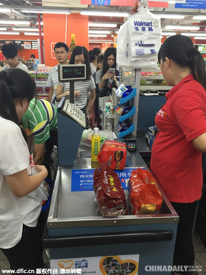 台风苏迪罗影响福州 市民超市抢购日用品[3]