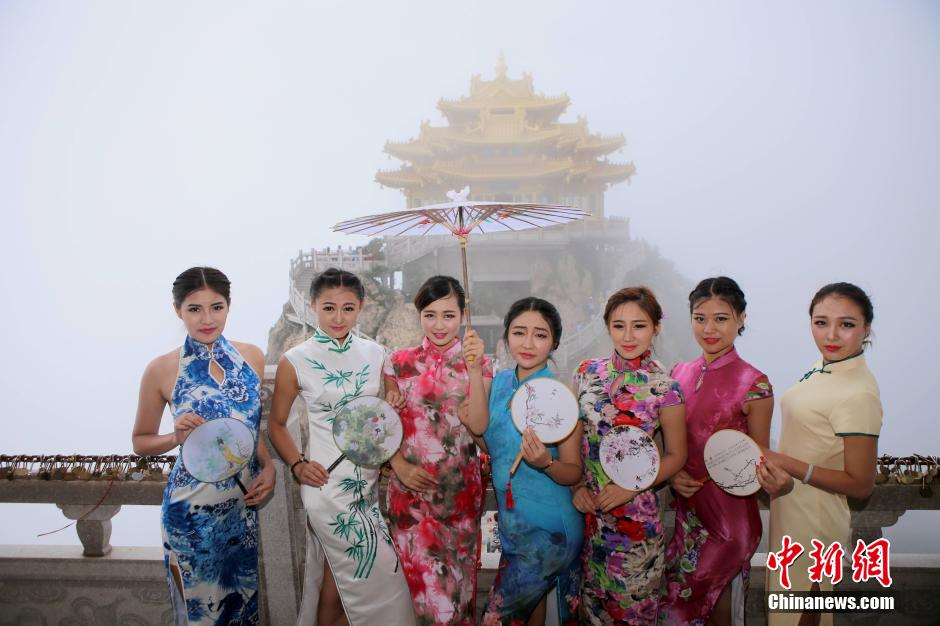 美女2000米伏牛山巅秀旗袍 顾盼生姿曼妙玲珑