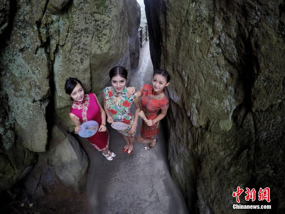 美女2000米伏牛山巅秀旗袍 顾盼生姿曼妙玲珑