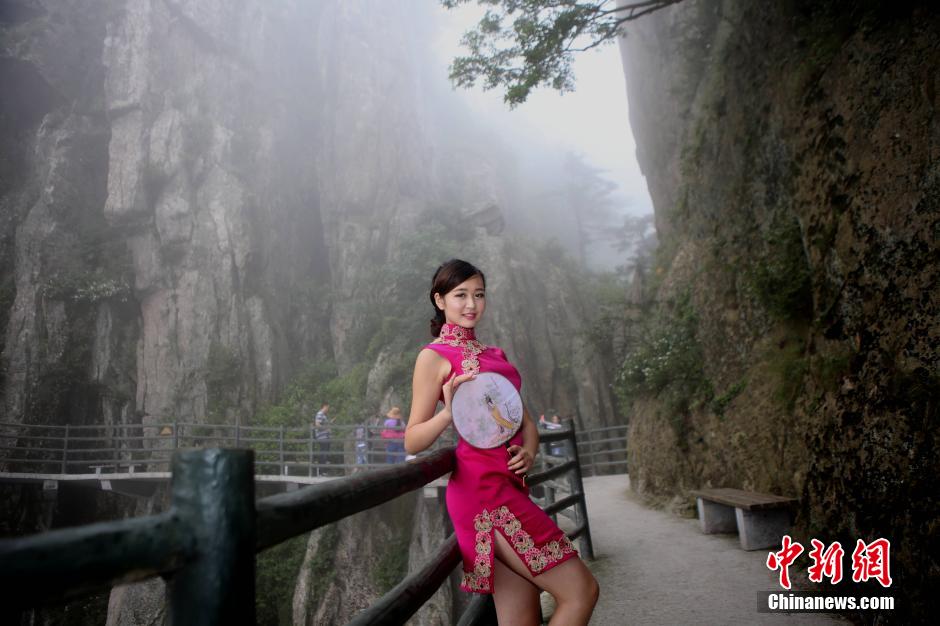 美女2000米伏牛山巅秀旗袍 顾盼生姿曼妙玲珑