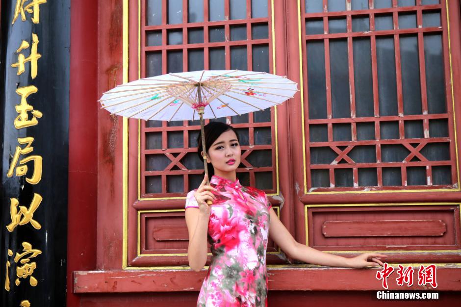 美女2000米伏牛山巅秀旗袍 顾盼生姿曼妙玲珑