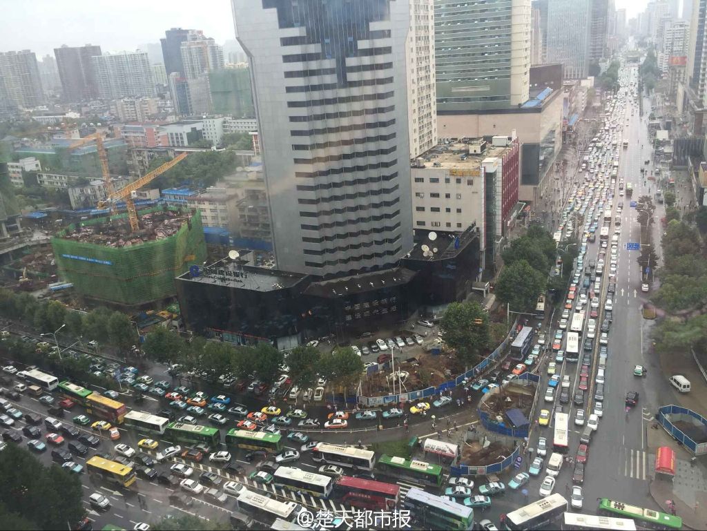 武汉出租车司机闹情绪 的士罢工堵路交通瘫痪