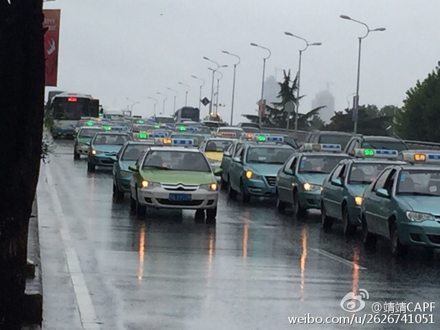 武汉出租车司机闹情绪 的士罢工堵路交通瘫痪