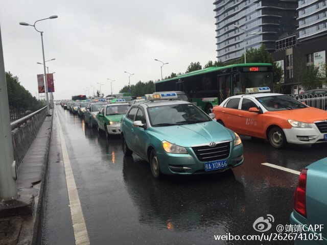 武汉出租车司机闹情绪 的士罢工堵路交通瘫痪