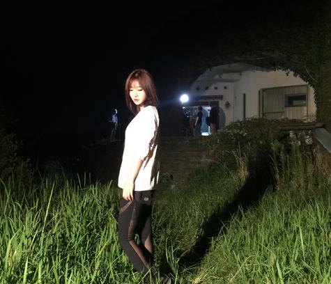 一览无遗！柳岩倒立衣服滑落露小蛮腰