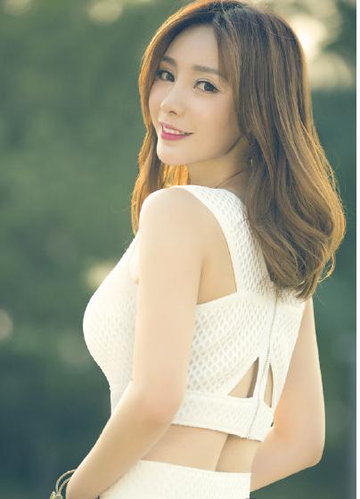 一览无遗！柳岩倒立衣服滑落露小蛮腰