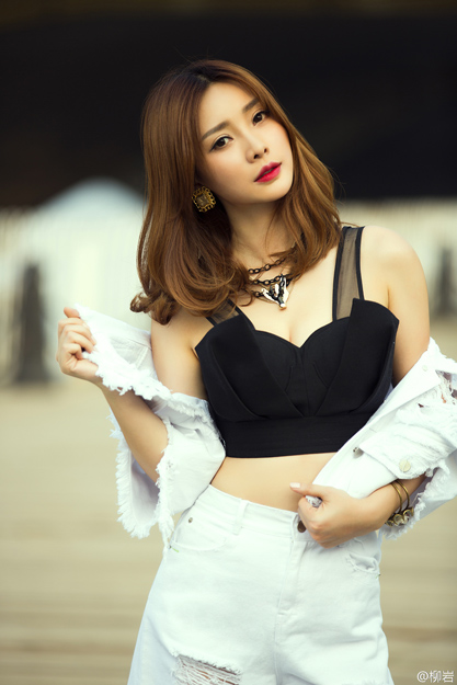 一览无遗！柳岩倒立衣服滑落露小蛮腰