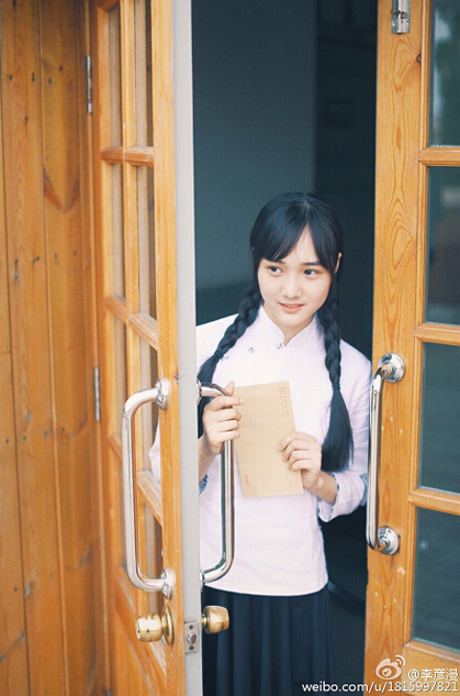 中戏清纯校花晒清凉校园写真