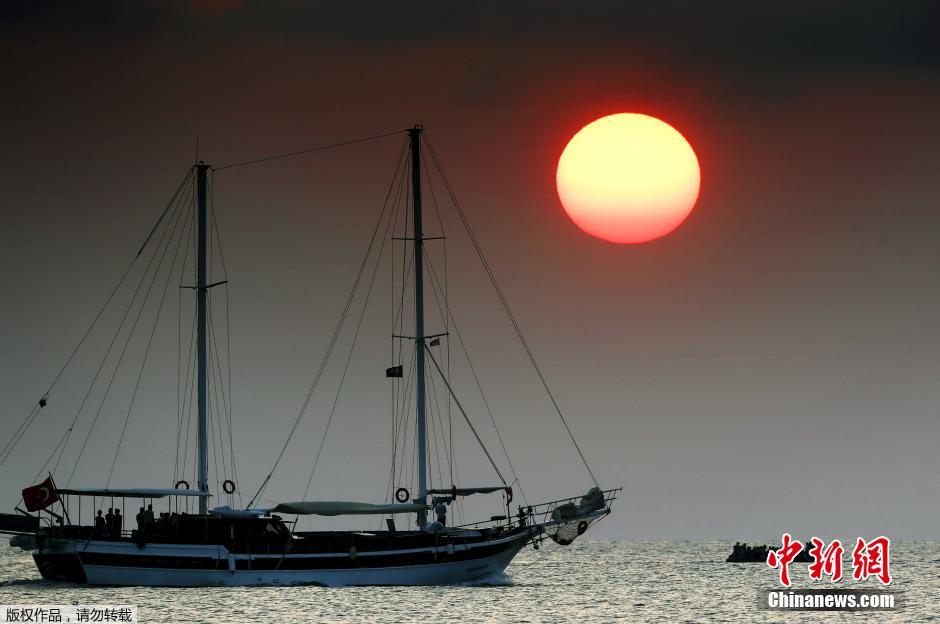 偷渡者在爱琴海面焦虑求救 凄美落日衬托悲凉
