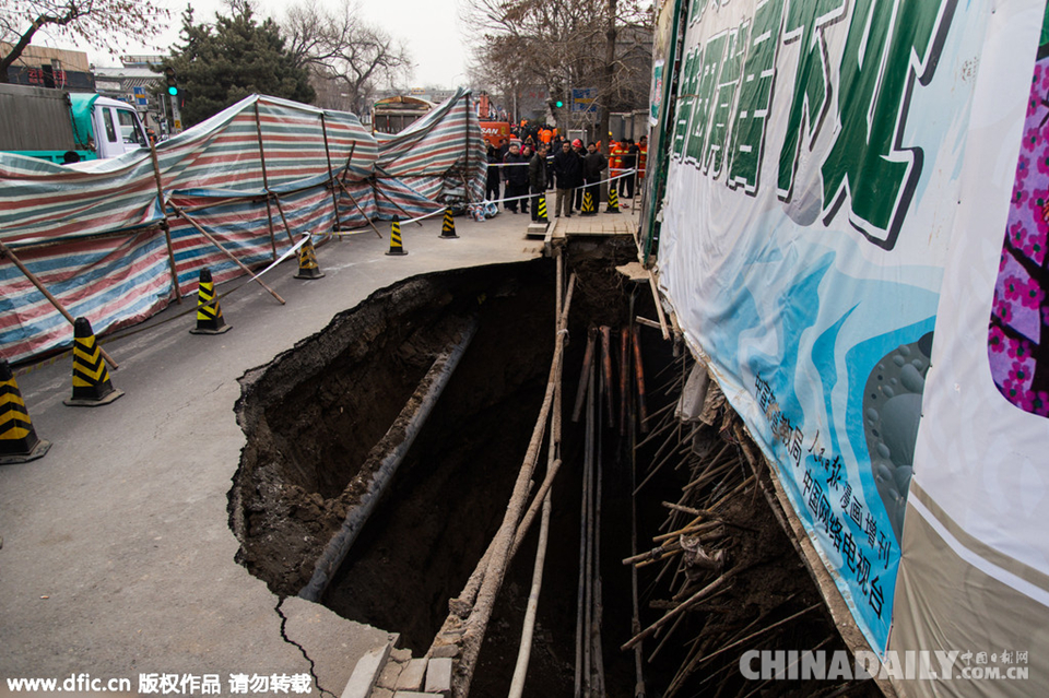 北京德胜门“挖坑代表”被公诉 工人加固塌陷外护栏