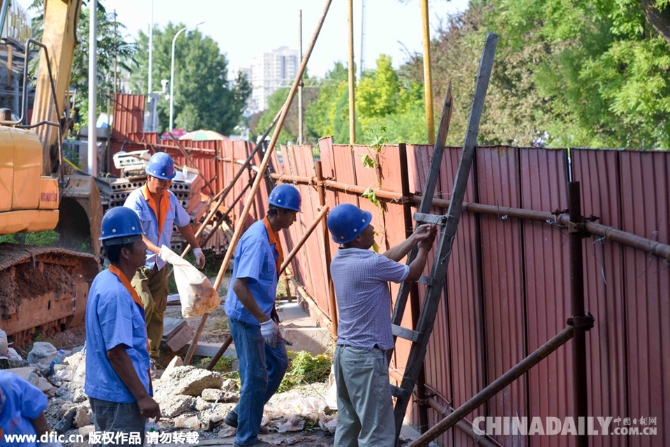 北京德胜门“挖坑代表”被公诉 工人加固塌陷外护栏