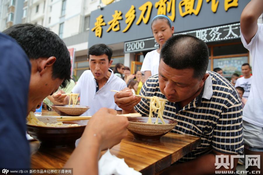 山东一面馆开业邀市民免费吃 现千人齐吃面场景