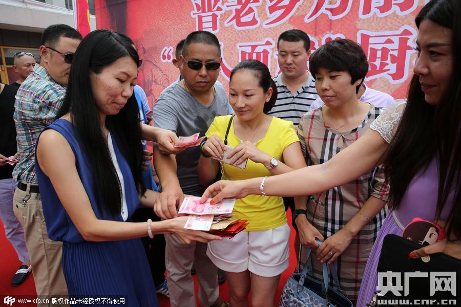 山东一面馆开业邀市民免费吃 现千人齐吃面场景